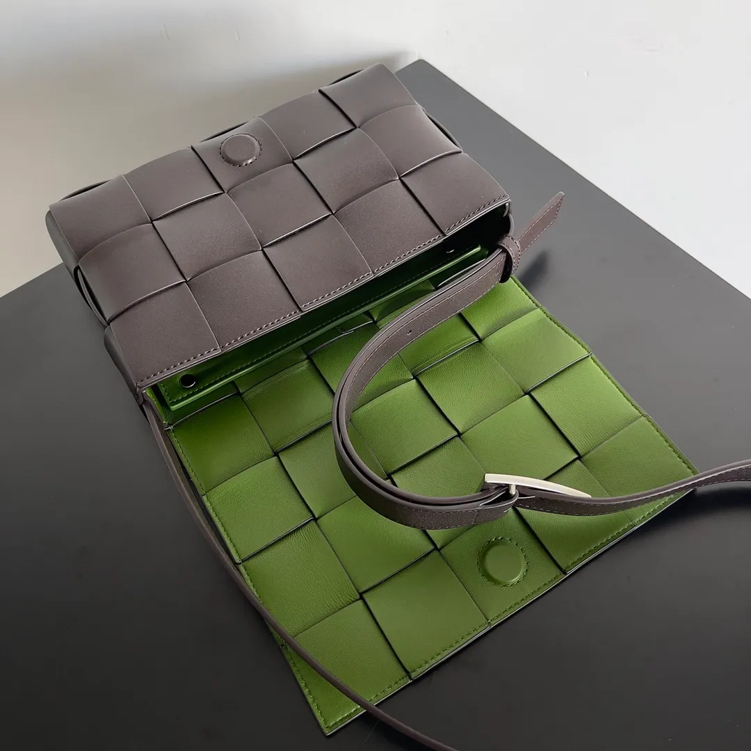 Batch 1520 BV|Qixi New Color Matching CASSETTE China Exclusive Limited Edition. Limited to 134 pieces in China. Available on the official website for 21500. Unique Chinese parrot green triangle buckle. Two-color urban leather. The lining of the bag is made of suede leather technology. It forms a style contrast with the outside and will never bump into the bag. Model: 708768; Size: 23*15*6cm